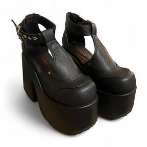 DEMONIA CAMEL 103 BLACK PLATFORM SHOES